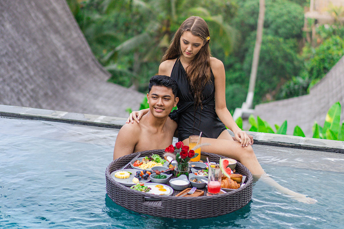 A Delightful Floating Lunch Experience